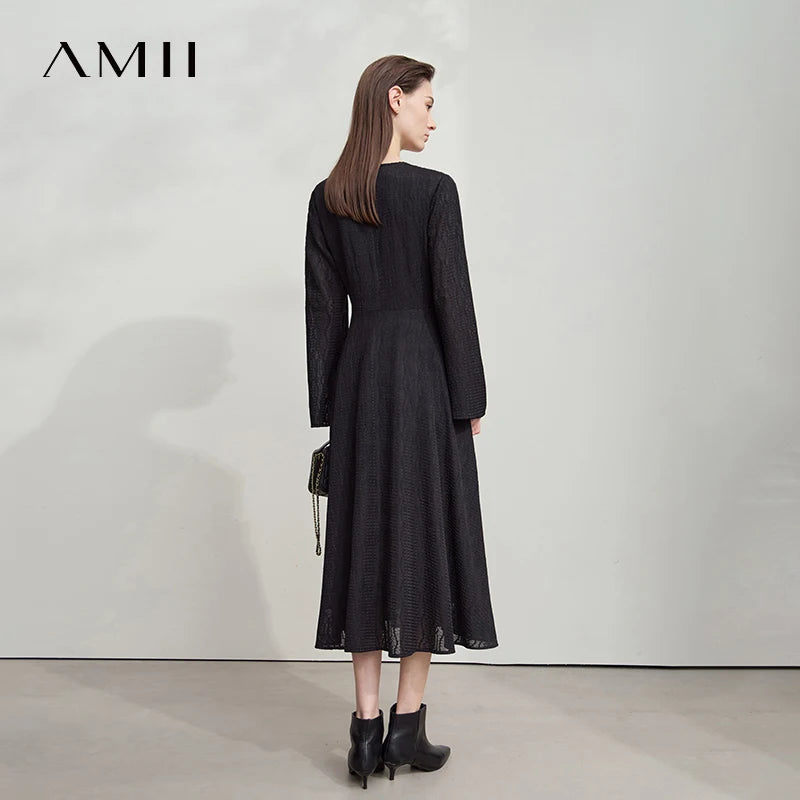 Elegantes Damen-Herbstkleid in Schwarzgrau, Rückansicht mit langem Ärmel und Midilänge.