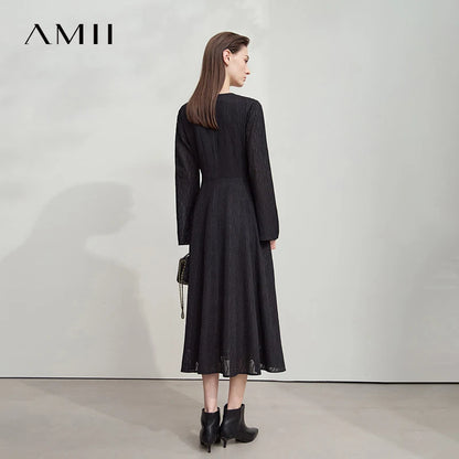 Elegantes Damen-Herbstkleid in Schwarzgrau, Rückansicht mit langem Ärmel und Midilänge.