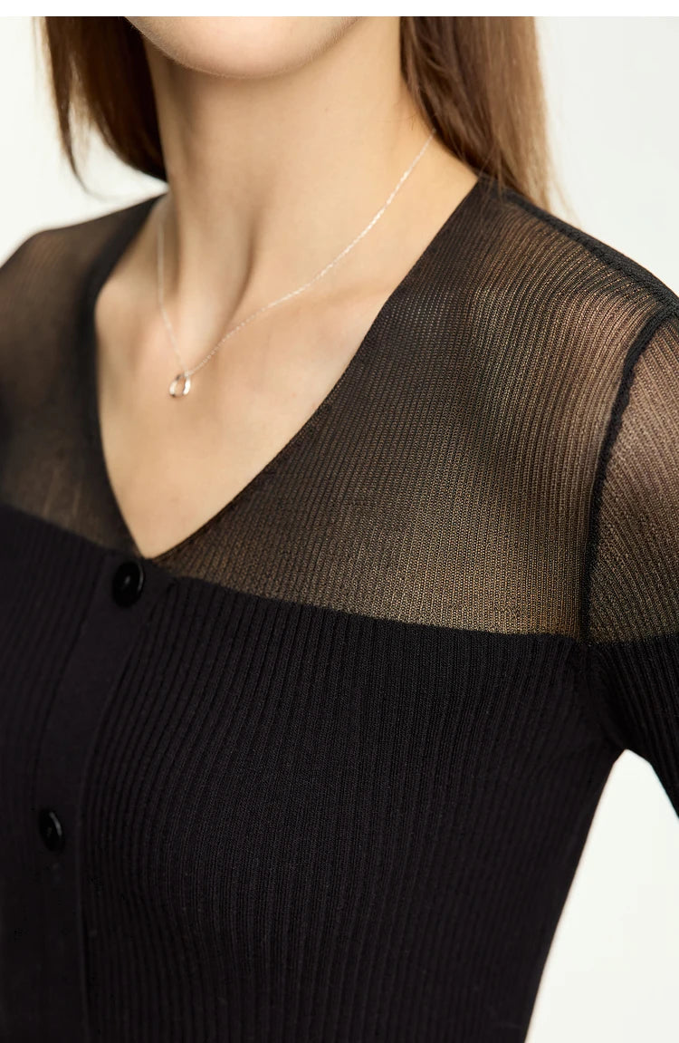 Damen-Pullover mit V-Ausschnitt und Knopfleiste, lange Ärmel, schwarzer Strickdetail mit Einsatz