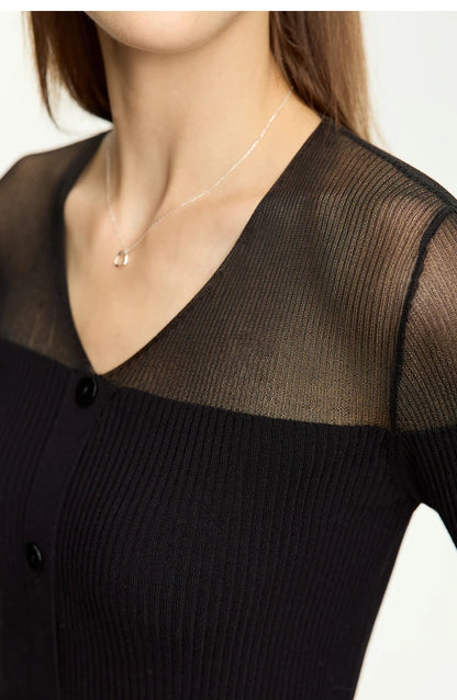 Damen-Pullover mit V-Ausschnitt und Knopfleiste, lange Ärmel, schwarzer Strickdetail mit Einsatz