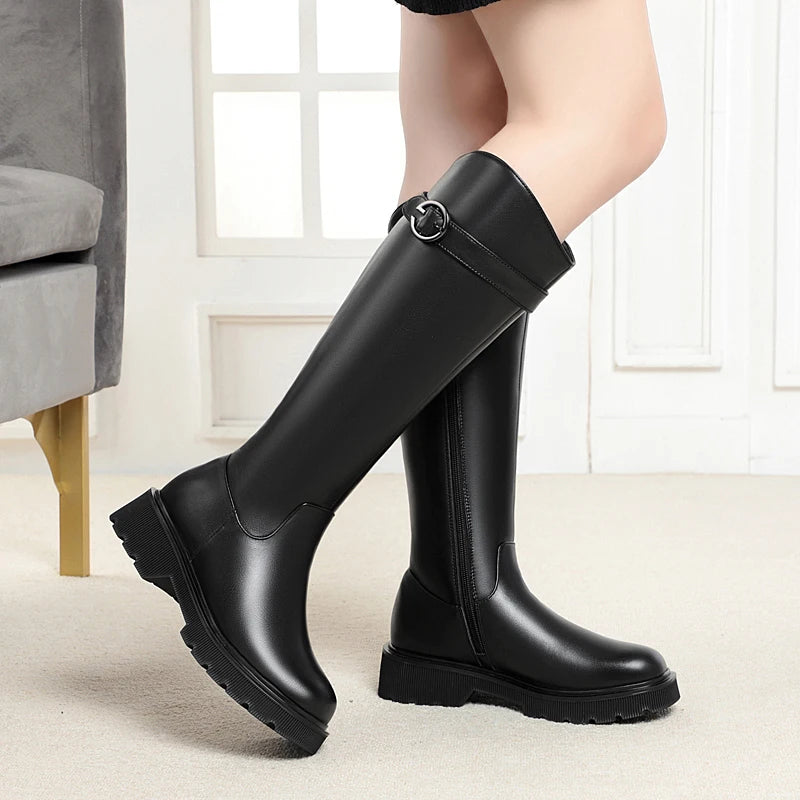 Schwarzer hoher Reitstiefel mit Schnalle, flachem Absatz und Profilsohle