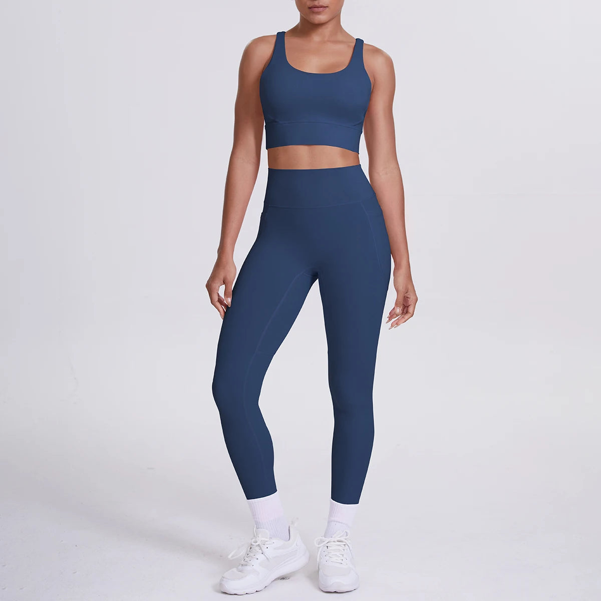 Dunkelblaues Yoga-Set für Damen: Sporttop mit breiten Trägern und 3/4 Leggings