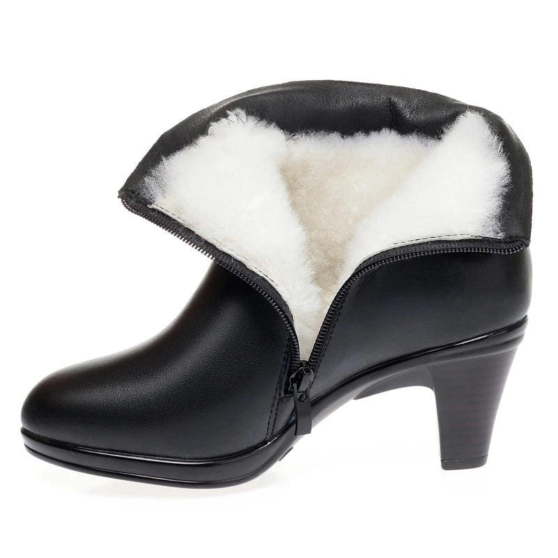 Schwarze Winterstiefelette mit Reißverschluss, weißem Fellfutter und mittlerem Absatz