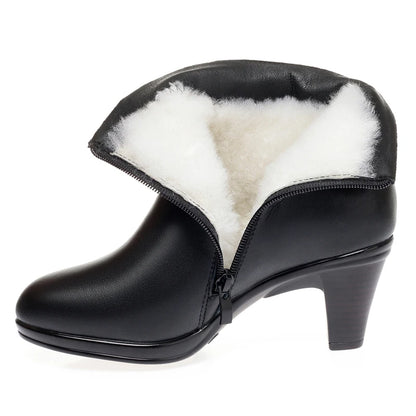 Schwarze Winterstiefelette mit Reißverschluss, weißem Fellfutter und mittlerem Absatz