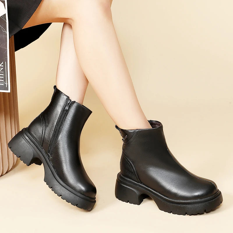 Damen-Ankle Boots schwarz aus Leder mit Profilsohle und seitlichem Reißverschluss