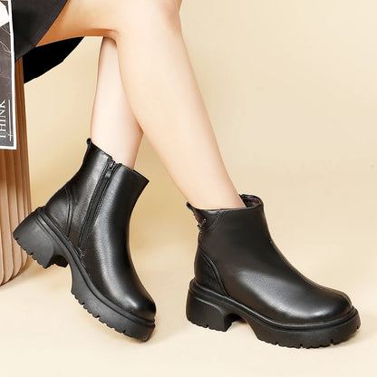 Damen-Ankle Boots schwarz aus Leder mit Profilsohle und seitlichem Reißverschluss