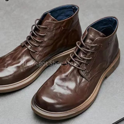 Paar braune Herren-Boots mit Schnürsenkeln und hellen Sohlenkanten