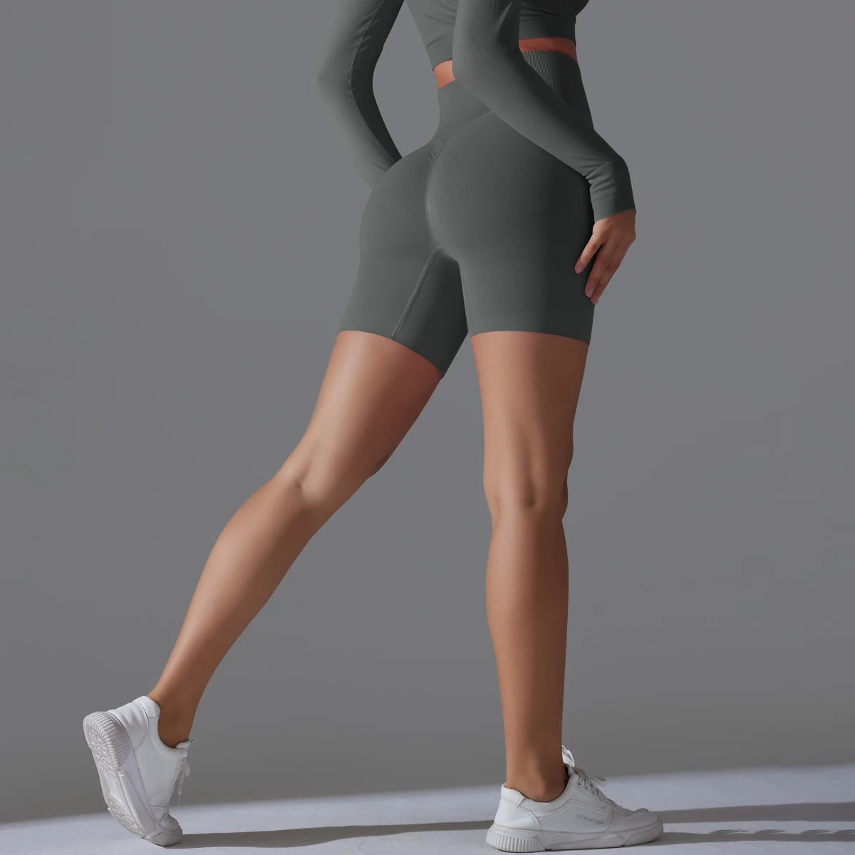 Dunkelgraue Sportshorts für Damen in Seitenansicht, eng anliegend, breiter Bund