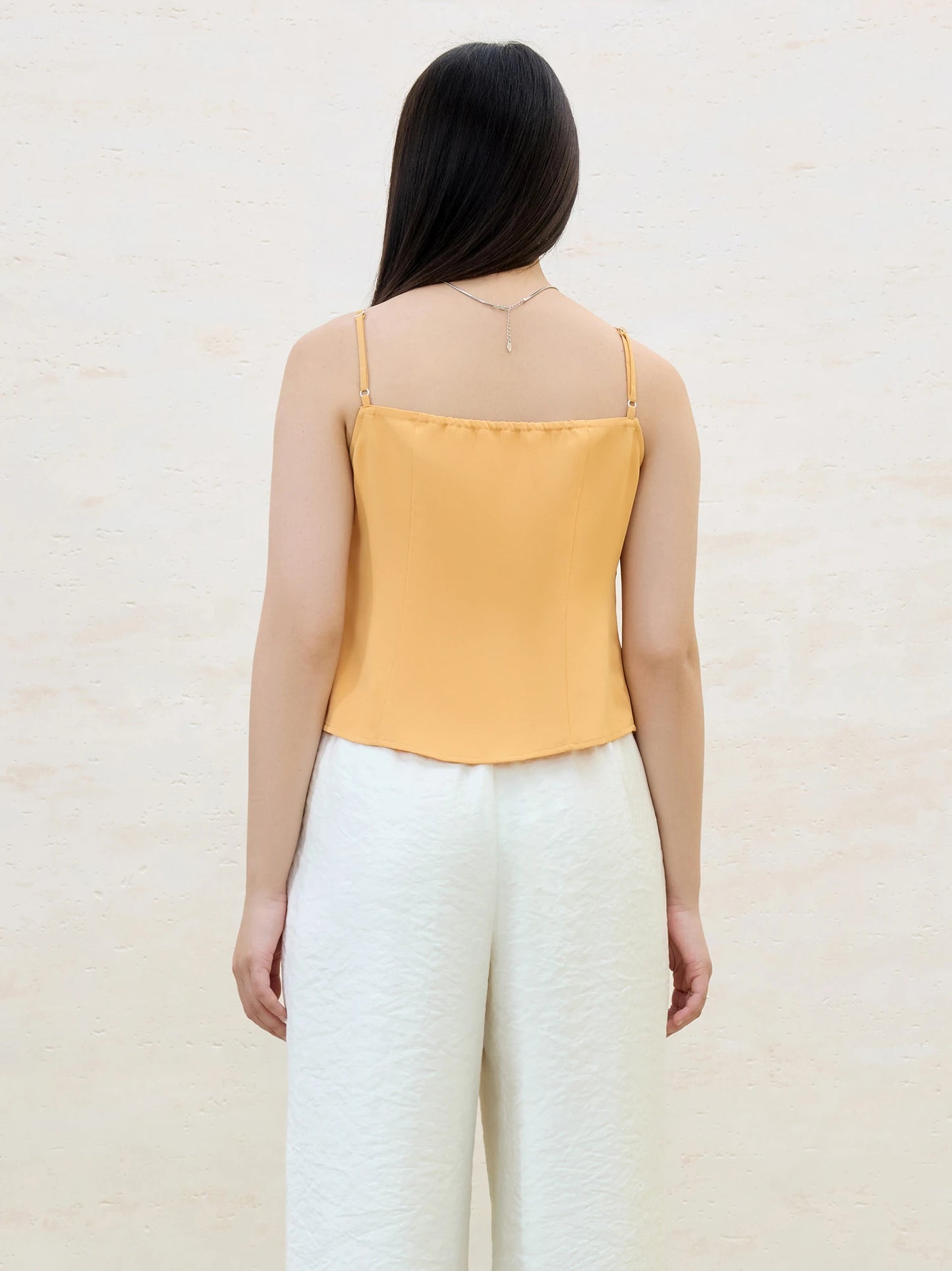 Damen-Sportshirt mit langen Ärmeln in sportlichem Stil – figurbetont und in drei Farben erhältlich