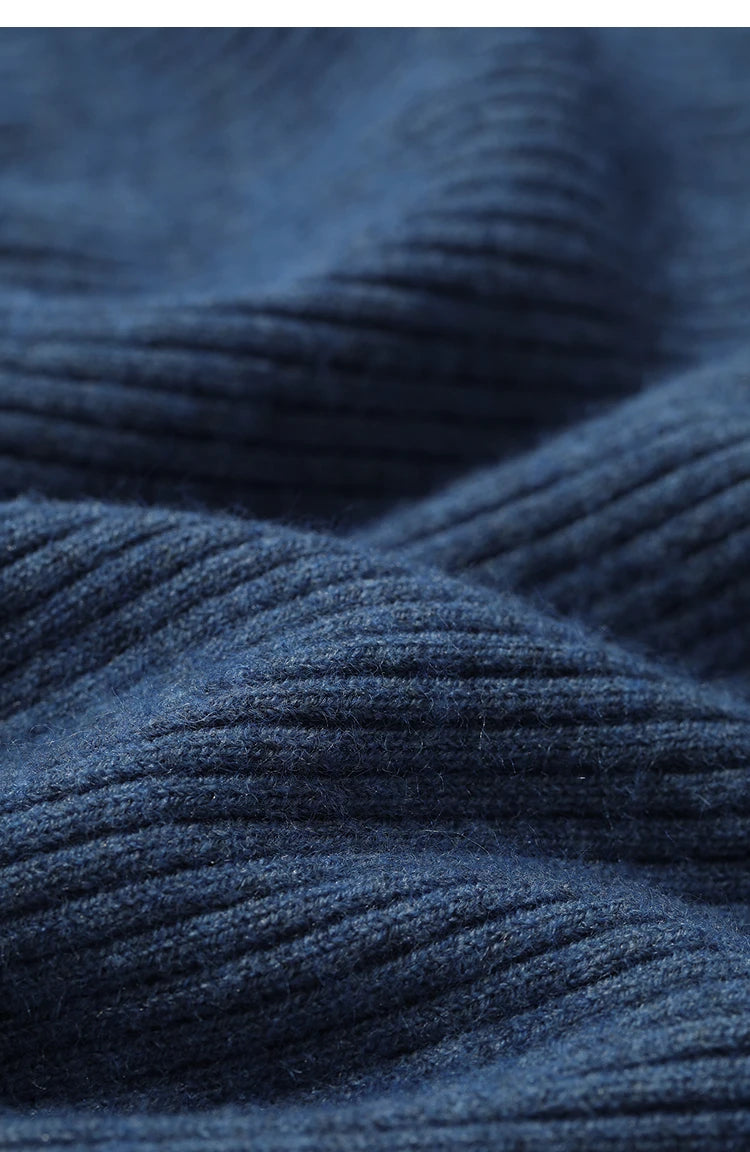 Detailansicht: blauer Rippstrick mit feiner Strickstruktur