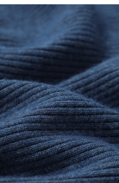 Detailansicht: blauer Rippstrick mit feiner Strickstruktur