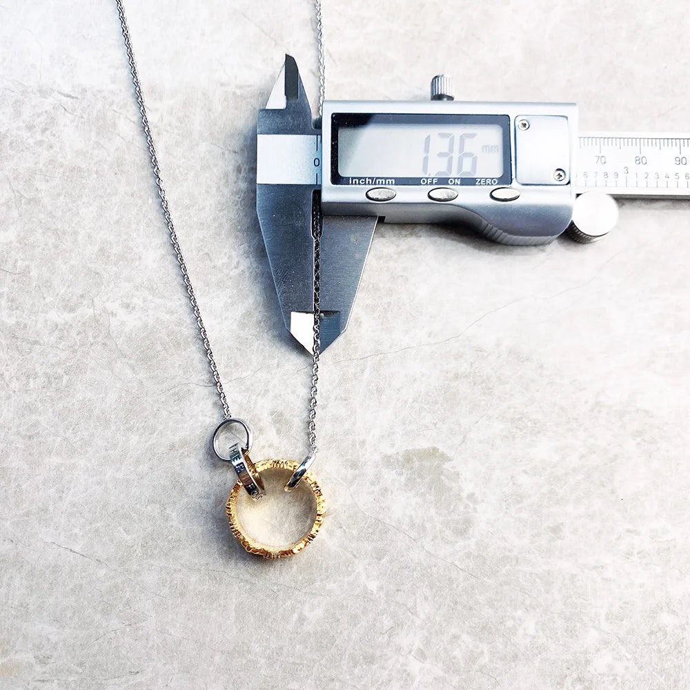 Halskette mit Ring-Anhänger in Gold und Silber an feiner Gliederkette