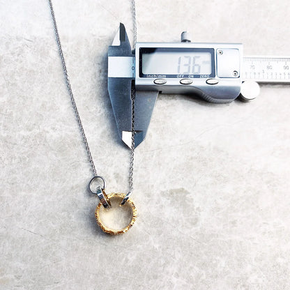Halskette mit Ring-Anhänger in Gold und Silber an feiner Gliederkette