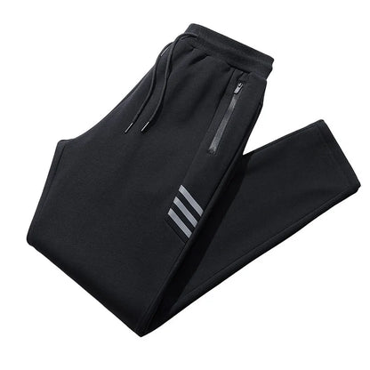 Lässiger Herren-Jumpsuit mit Kapuze und sportlichem Design – ideal für Freizeit und Sport.