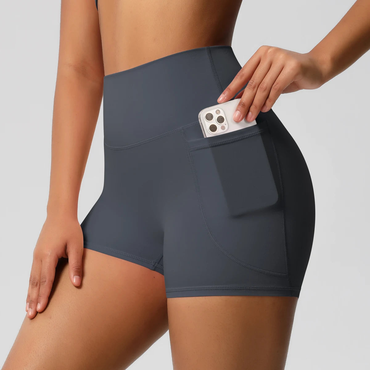Damen-Yogashorts hohe Taille mit Seitentaschen, dunkelgrau, mit eingestecktem Handy