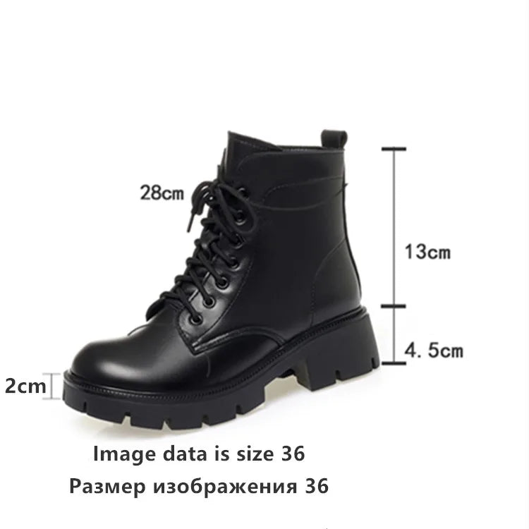 Schwarzer Winterstiefel mit Schnürung, eckiger Ferse und Profilsohle