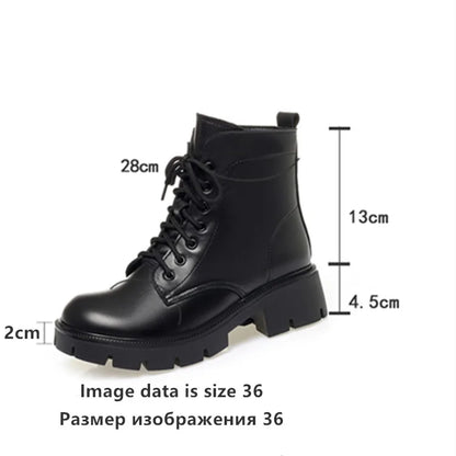 Schwarzer Winterstiefel mit Schnürung, eckiger Ferse und Profilsohle