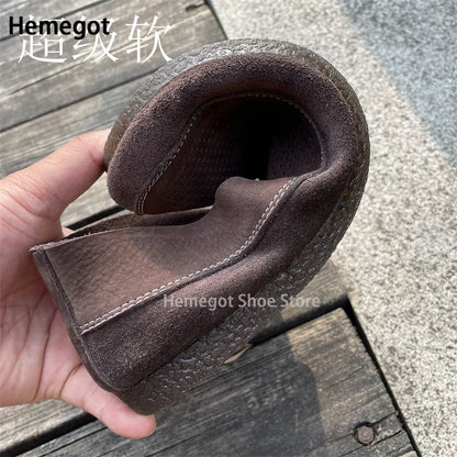 Herren-Slipper dunkelbraun, Slip-On mit gepolstertem Einstieg und Lochmuster am Vorderteil.