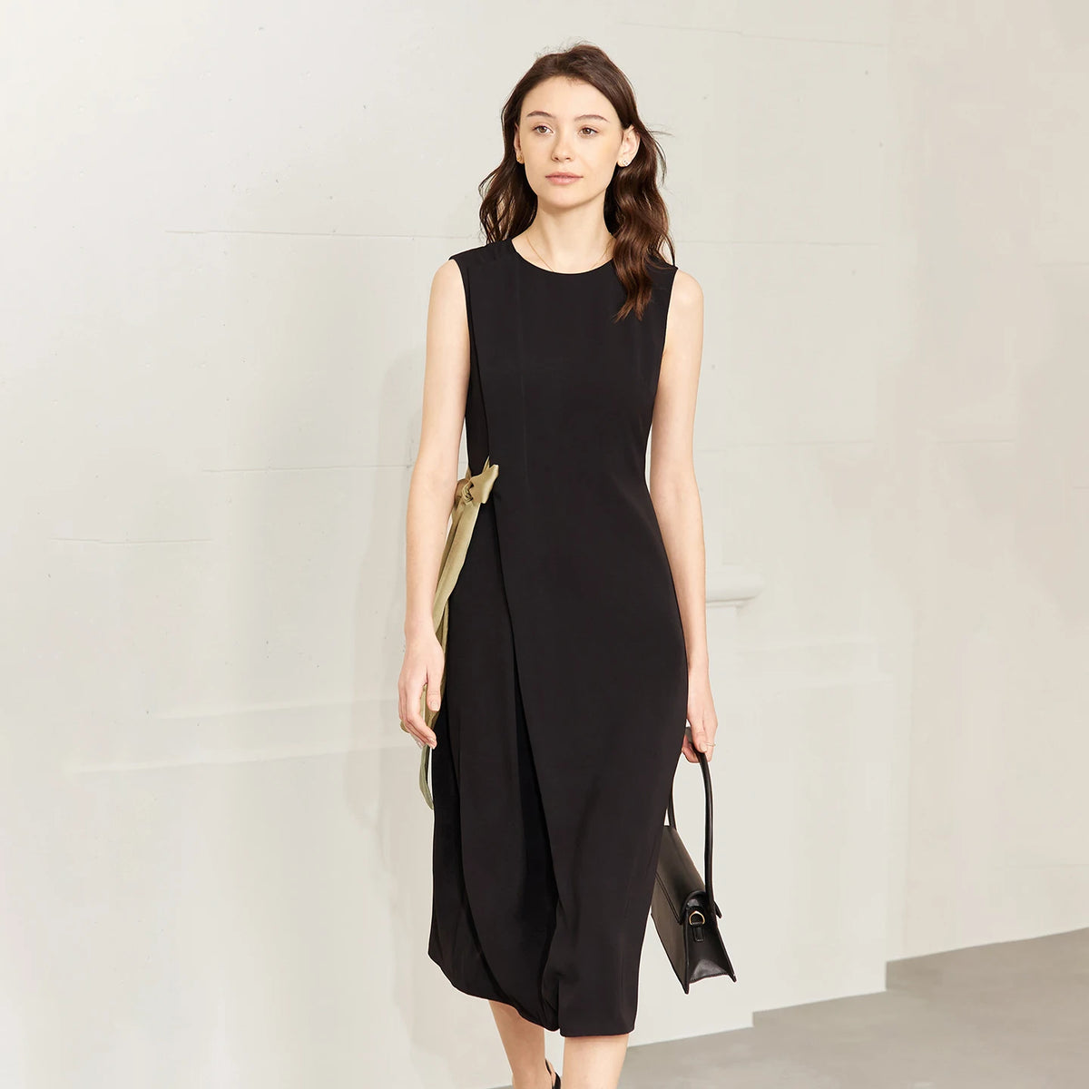 Ärmelloses Damenkleid schwarz mit Farbblock und beigem Stoffband seitlich