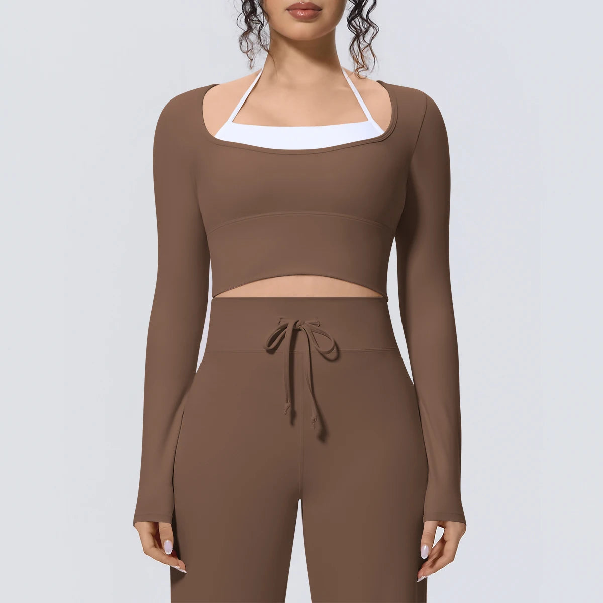 Braunes Damen-Langarmshirt, feuchtigkeitsableitend, Crop-Länge, Vorderansicht mit weißem Trimm