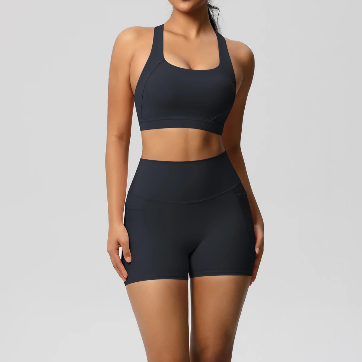 Sportset für Damen: schwarzer/ dunkelblauer BH und kurze Leggings mit Passform