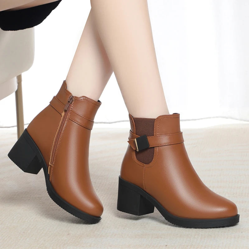 Damenstiefeletten braun mit Blockabsatz, Riemen und Reißverschluss