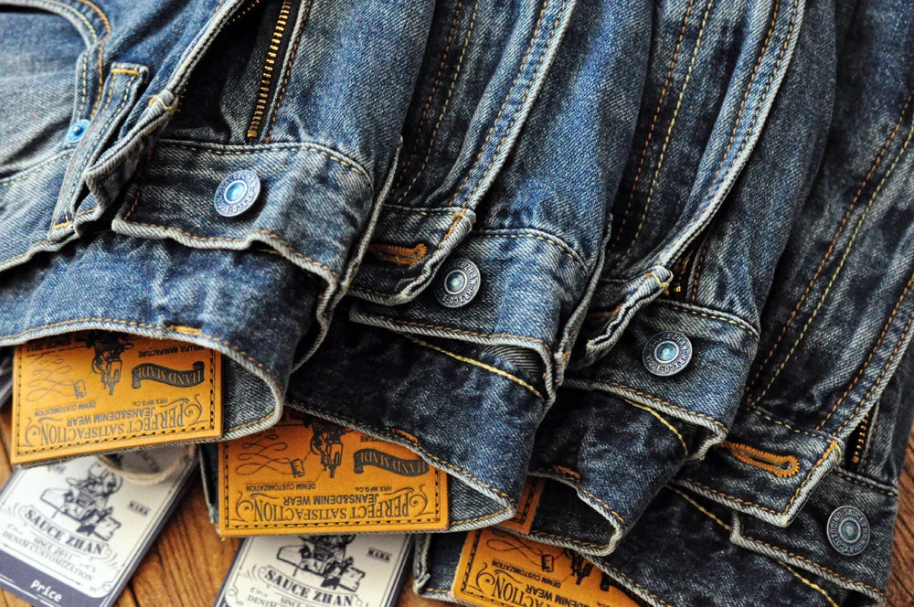 Männer Jeans im Vintage-Stil mit bestickten Patches und zerrissenen Details
