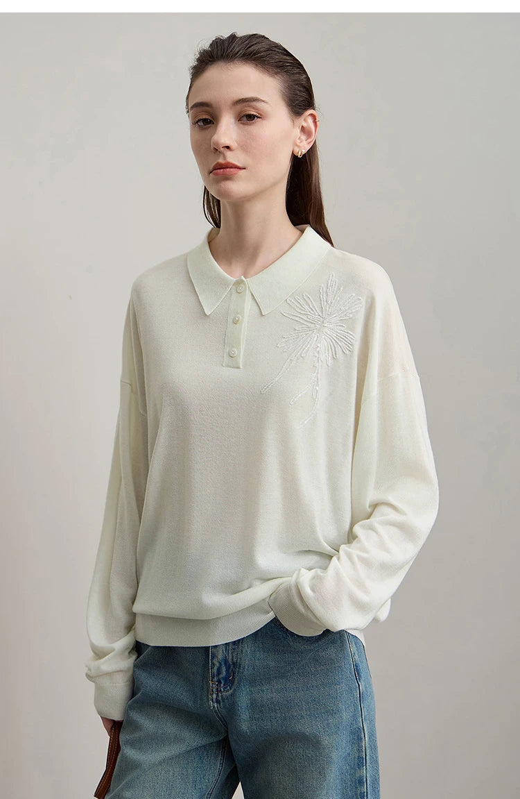 Damenpullover Offweiß, Frontansicht mit Polokragen, Knöpfen und Stickdetail