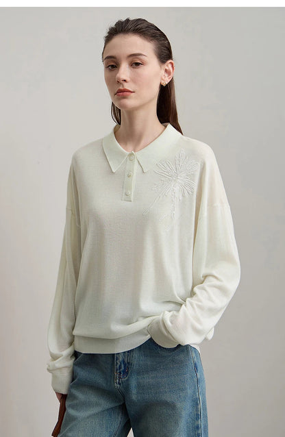 Damenpullover Offweiß, Frontansicht mit Polokragen, Knöpfen und Stickdetail