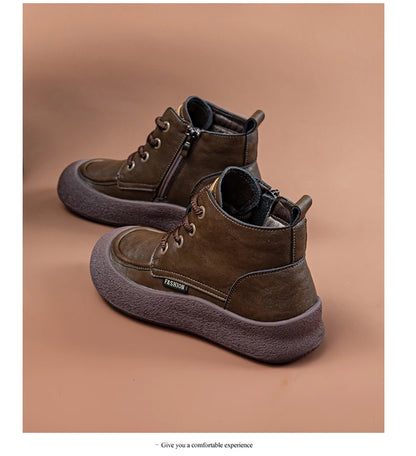 Damen-Knöchelboots mit Rundspitz, Schnürung und flacher, profilierter Sohle; braun mit Fellbesatz.