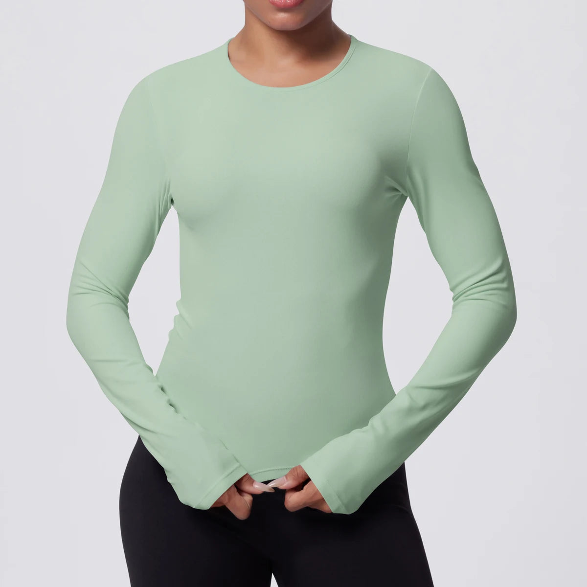 Atmungsaktives Yoga-Langarmshirt in Salbeigrün, eng anliegend mit Rundhalsausschnitt und langen Ärmeln