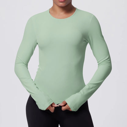 Atmungsaktives Yoga-Langarmshirt in Salbeigrün, eng anliegend mit Rundhalsausschnitt und langen Ärmeln