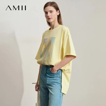 Damen T-Shirt im minimalistischen Design mit unregelmäßigem Schnitt und abstraktem Druck