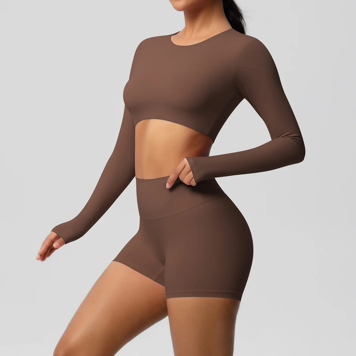 Damen Yoga-Set mit langarmigem Crop-Top und High-Waist-Shorts, schokoladenbraun
