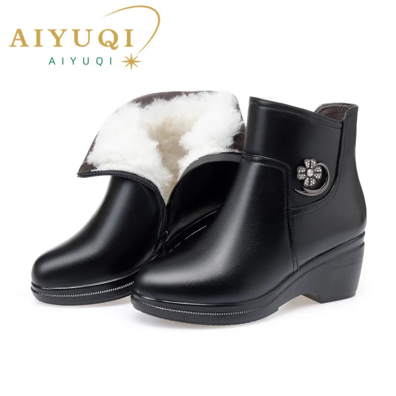 Schwarze Damen-Winterstiefeletten mit flauschigem weißem Futter und Zierschließe