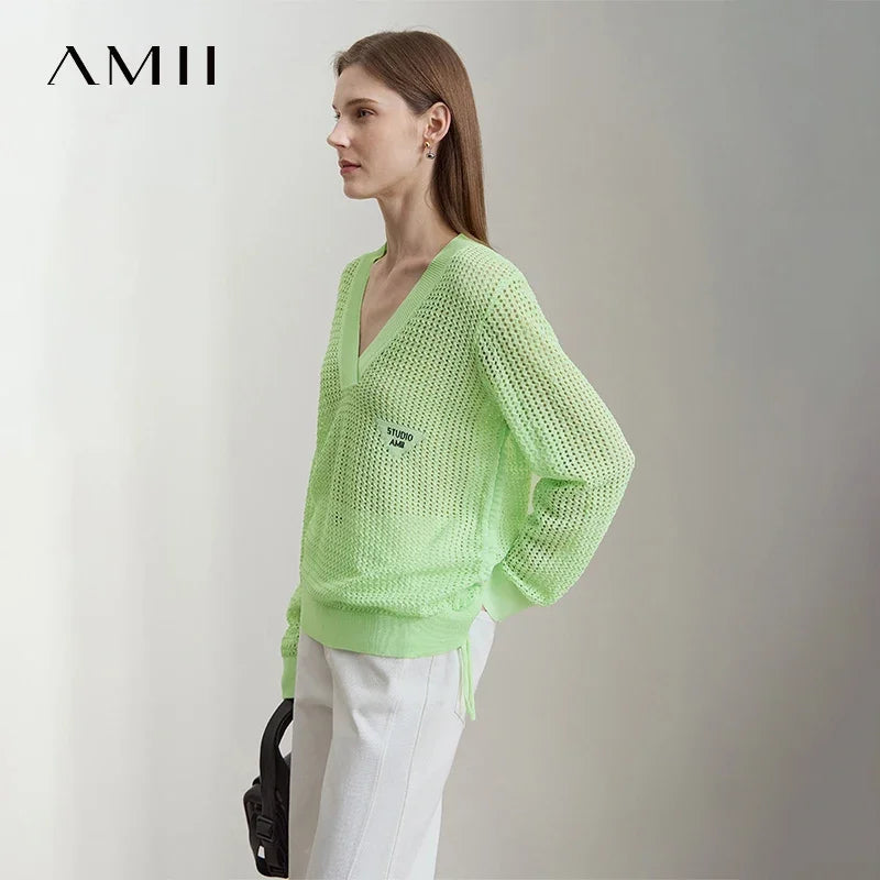 Locker sitzender grüner Strickpullover mit V-Ausschnitt und Bindeband am Saum