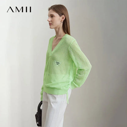 Locker sitzender grüner Strickpullover mit V-Ausschnitt und Bindeband am Saum