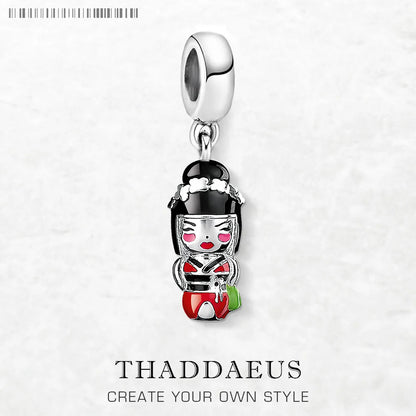 Charm-Anhänger aus 925 Sterlingsilber mit Kimono-Puppenmotiv und emaillierter Kopfbedeckung, Öse oben