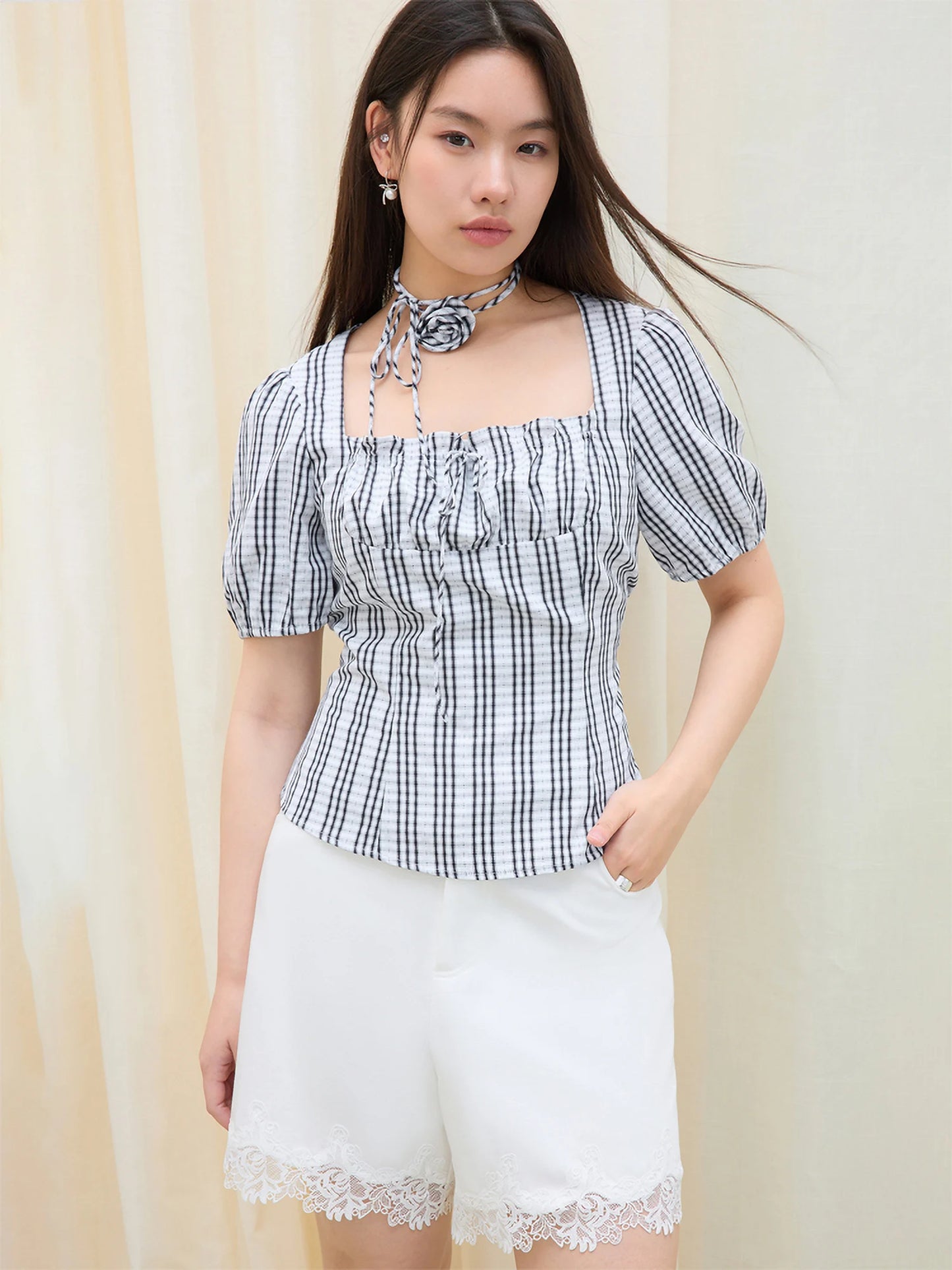 Kurzärmeliges Damen-Shirt im maritimen Stil mit Kontrastkragen – figurbetont und vielseitig kombinierbar
