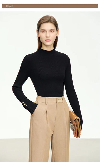 Schwarzer Damen-Strickpullover mit Stehkragen und Metallschnallen am Ärmelbund