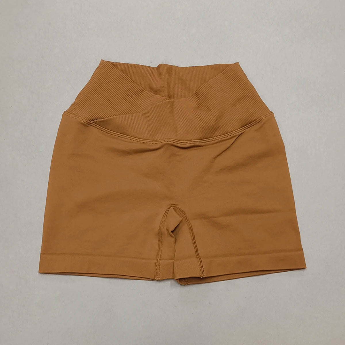 Nahtlose Yoga-Shorts in Cocoa mit breitem Bund und mittiger Naht