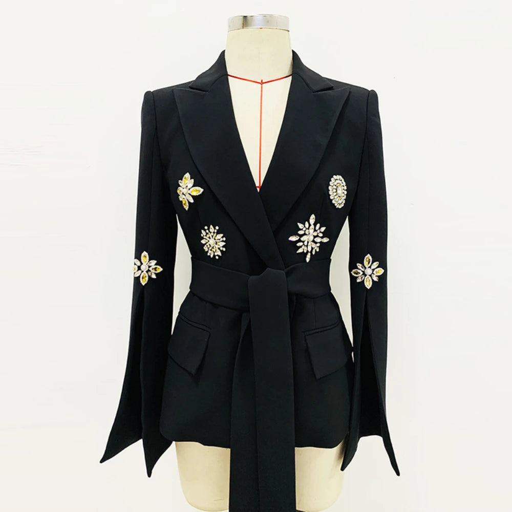 Langes Damen-Patchwork-Kleid mit Rüschen und Falten, Rundhalsausschnitt und langen Ärmeln – einreihig und locker geschnitten.