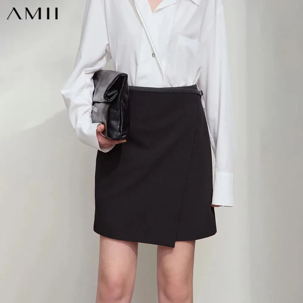 Asymmetrischer Damenrock mit Stufensaum, schmaler Taille mit Gürtel, schwarz