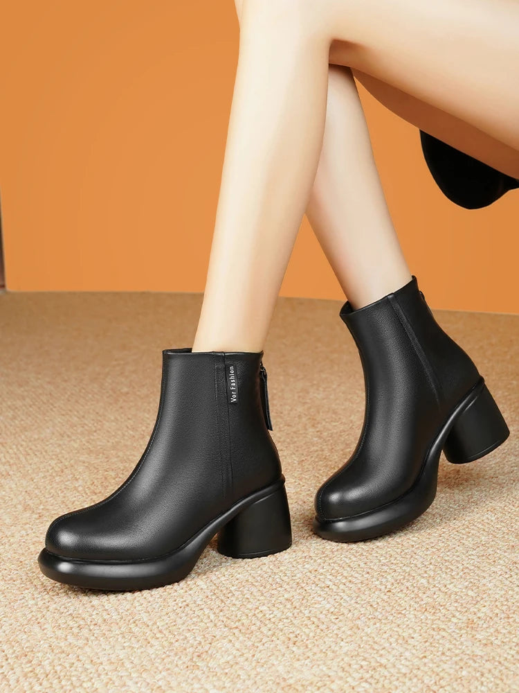 Damen-Stiefeletten aus schwarzem Leder mit Blockabsatz, glatter Oberfläche und Reißverschluss