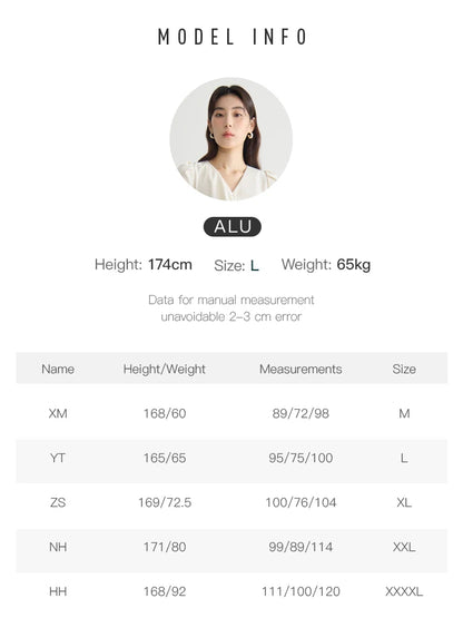 Langarm-Bluse mit V-Ausschnitt und Jacquard-Stoff im chinesischen Stil – einreihig geknöpft in zwei Farben.