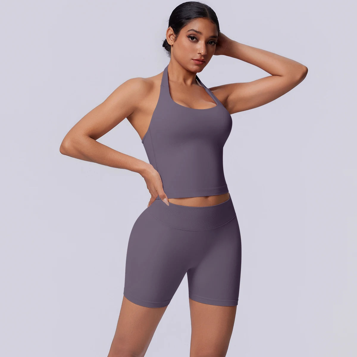 3-teiliges Yoga-Set in dunklem Violett: Sport-BH mit Trägern und kurze Leggings, schräg