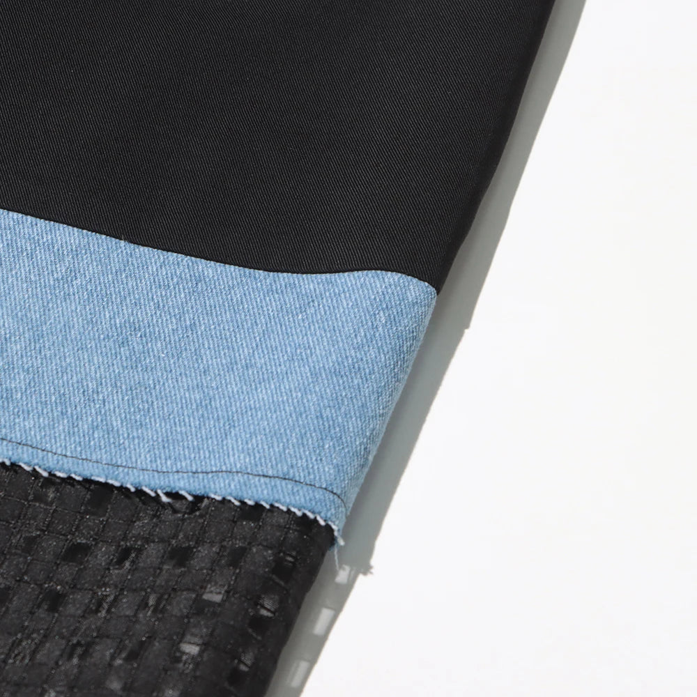 Ärmelloses Damen-Kleid mit Karree-Ausschnitt und Patchwork-Rüschen im minimalistischen Design – stilvoll und elegant.