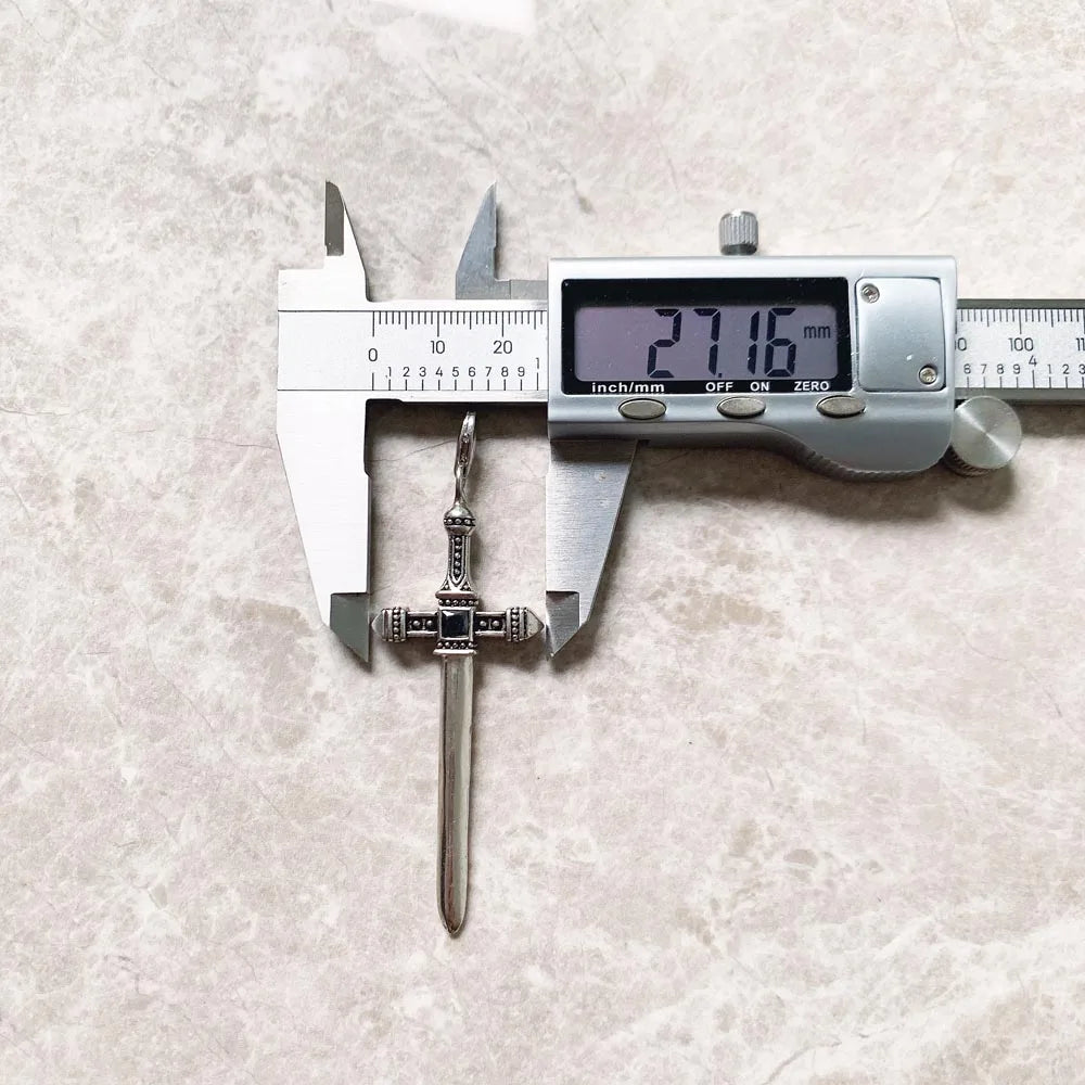 Schwert-Anhänger aus 925 Sterling Silber, vermessen mit Schieblehre