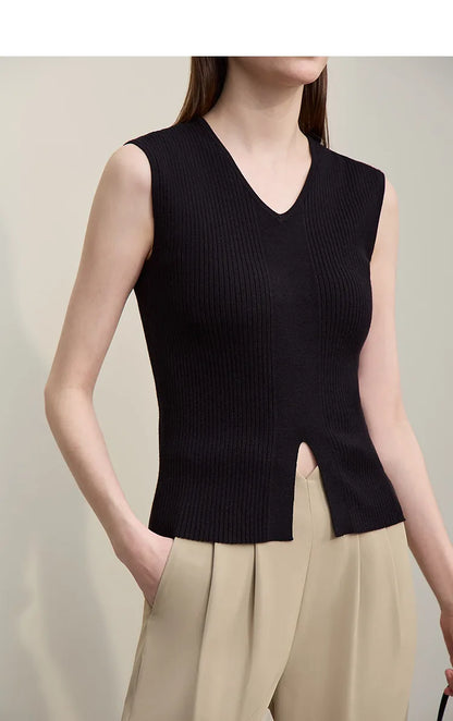 Schwarzer ärmelloser Strickpullover mit V-Ausschnitt und seitlichem Schlitz vorn