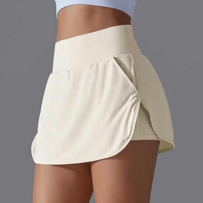 Hochtailierte Sportshorts, helles Elfenbein, Rückansicht mit drapierter Taschenpartie